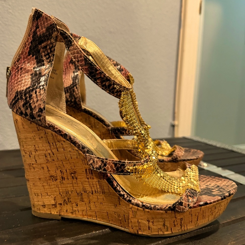 Good boing wedges with pink snake print
